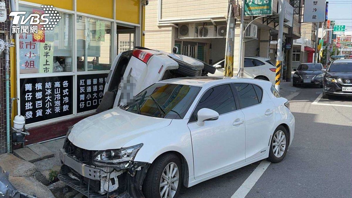 兩車在檳榔攤前碰撞。(圖/TVBS)