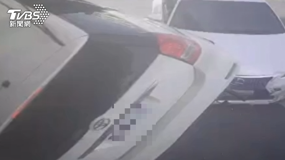 兩車車損相當嚴重。(圖/TVBS)