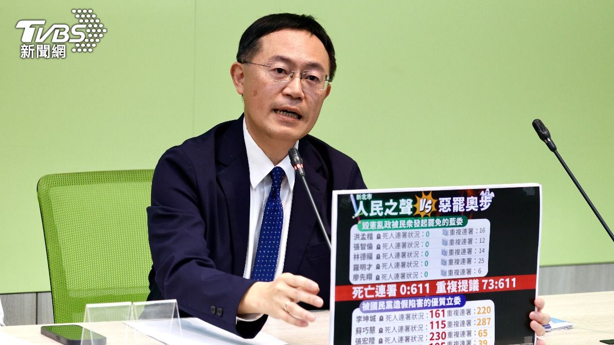 李坤城隨後在黨團記者會批評國民黨惡罷。(圖/華子琛攝)