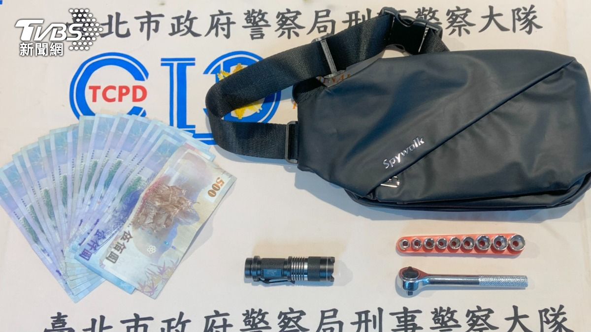 警方查扣犯案工具與贓款。(圖/TVBS)