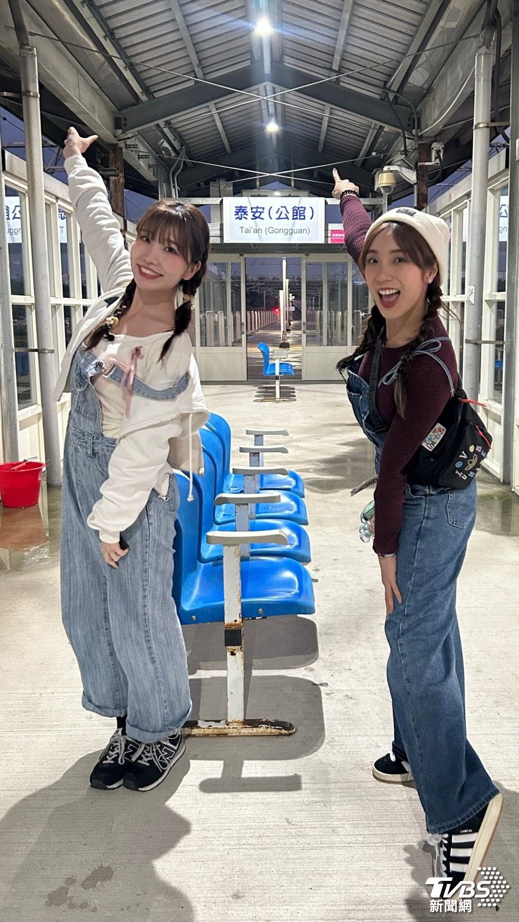 梁舒涵（右）和麻由組成「舒麻隊」，進度頻頻落後。（圖／TVBS）