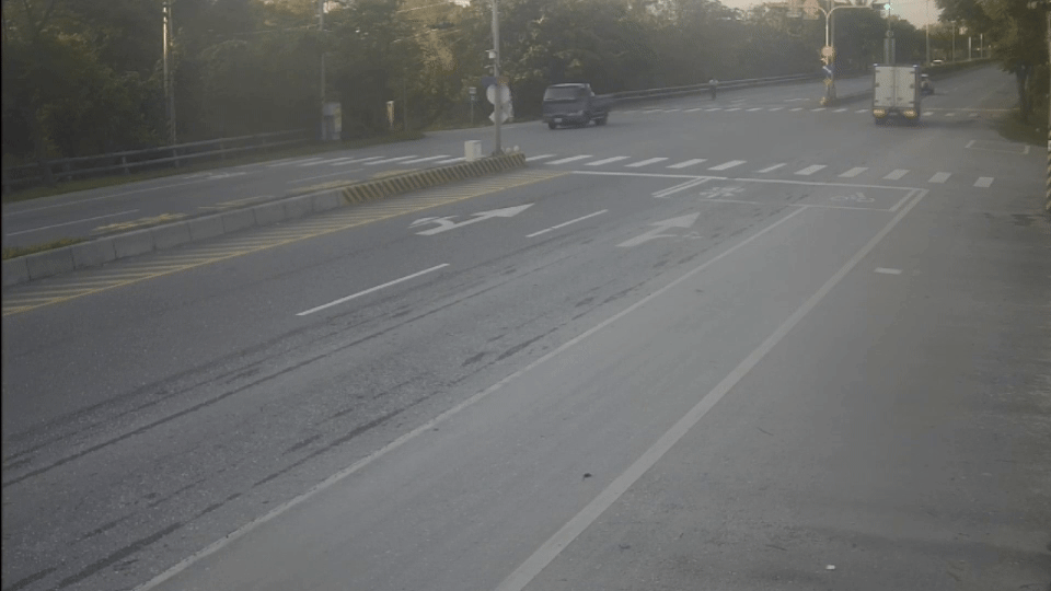 姜男突然越來越往左偏，後車閃避不及發生碰撞。（圖／TVBS）
