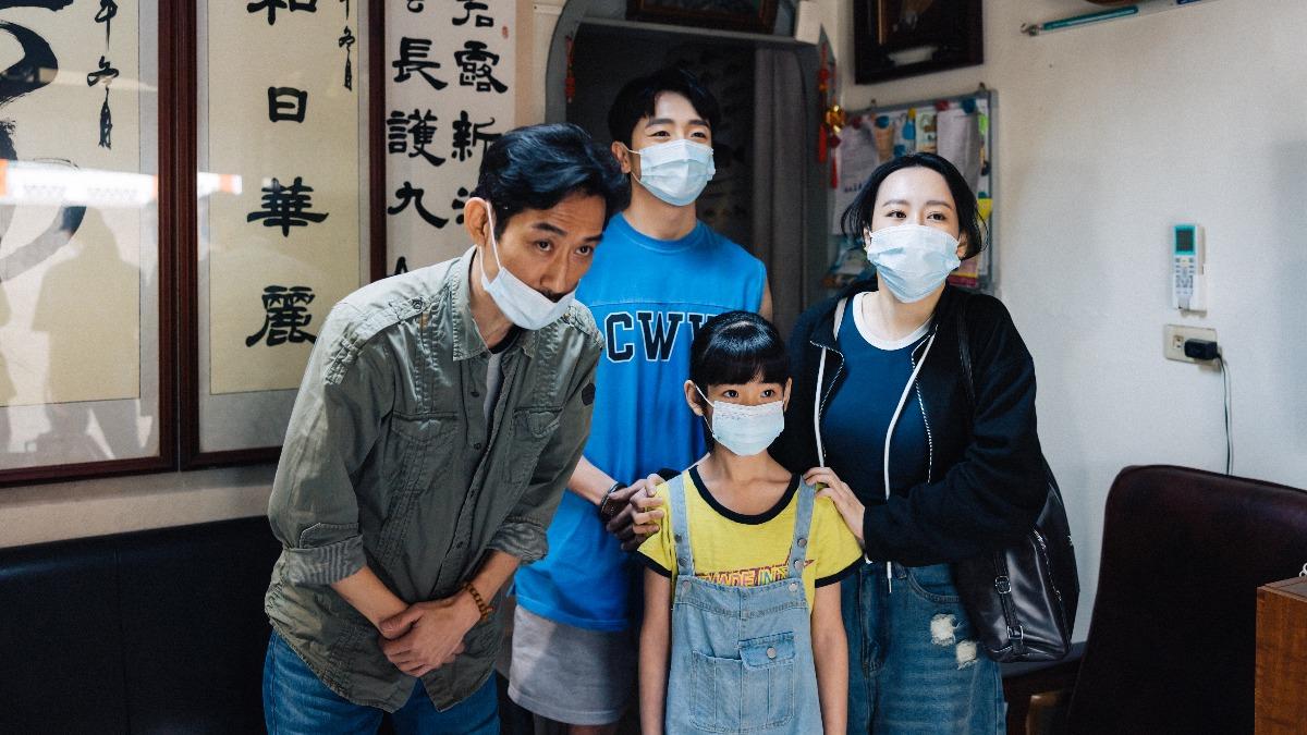 《我的陽過阿公》陳竹昇(左)欠一屁股債。(圖/公視台語台提供)
