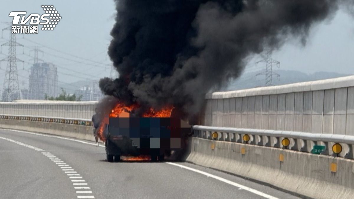 快訊/國3快官段黑煙狂竄!小貨車被火包圍 男駕駛急跳車逃生