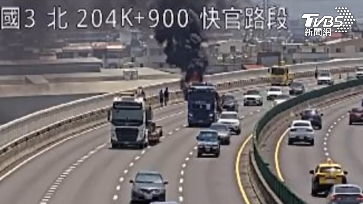 國道三號北上大約205公里處發生火燒車。(圖/TVBS)