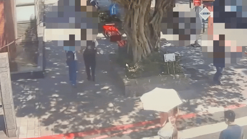 吳男見一名女子獨自行走便尾隨其後，伸狼爪襲臀後企圖快步離去。（圖／TVBS）