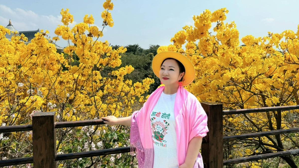 白冰冰在風鈴木美景環繞下唱新歌〈歌聲永遠陪伴你〉。(圖/長興影視提供)