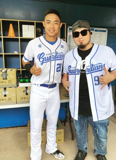 27歲富邦悍將球員申皓瑋（左）2016年以520萬元簽約金為條件，加入義大球團（富邦悍將前身）。（圖／翻攝自申皓瑋IG）
