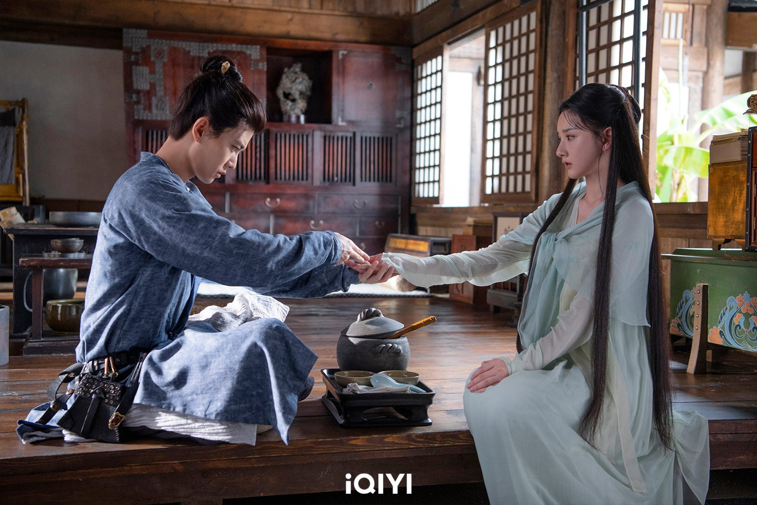 任嘉倫、宋祖兒劇中聯手揭開一樁樁詭異事件背後的真相。(圖/iQIYI愛奇藝國際版提供)