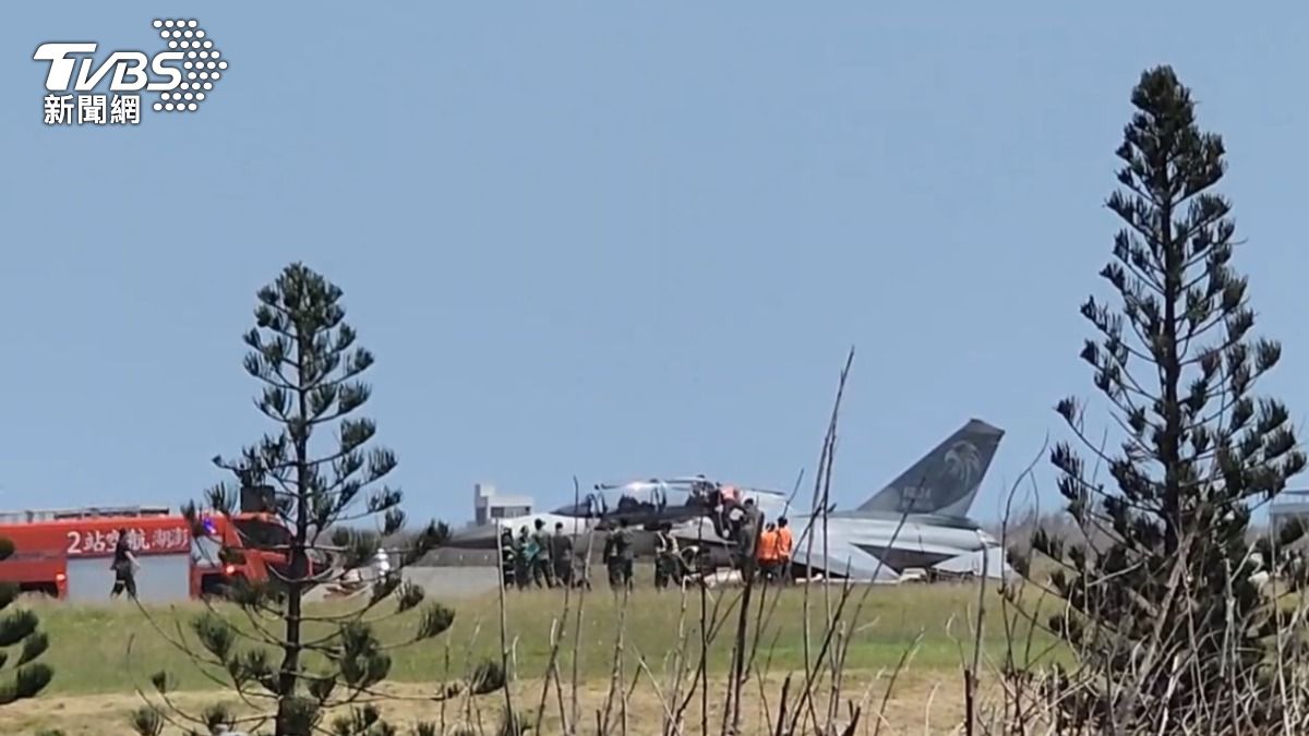 今(16)日又發生有IDF型戰機在執行例行飛行訓練,降落馬公機場跑道時,因輪煞系統故障,停於跑道的意外。(圖/TVBS)