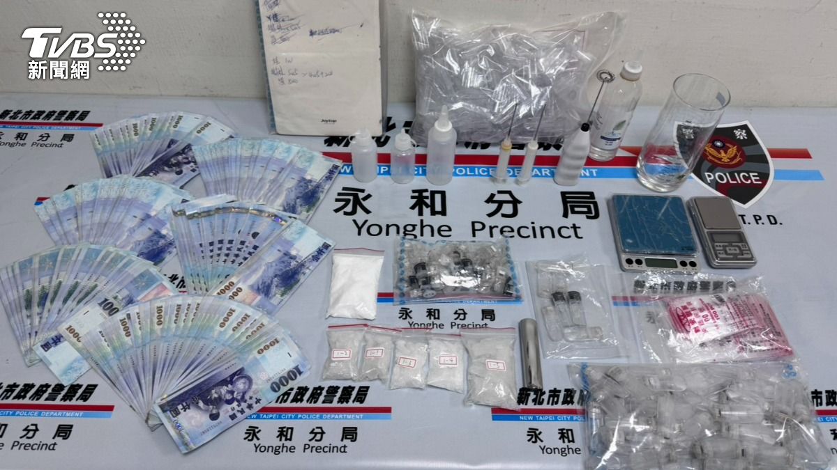 警方查扣製毒原料、分裝工具等證物。（圖／TVBS）