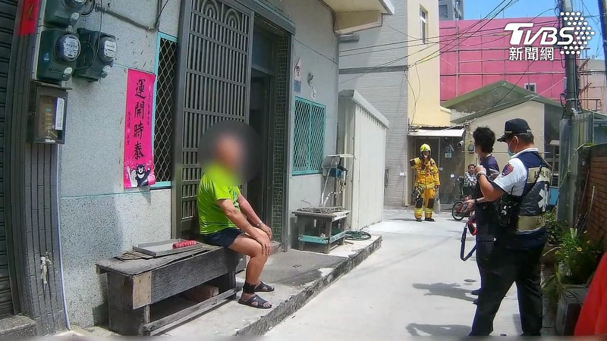 八旬翁煮飯後忘記關火,險些釀火警。(圖/TVBS)