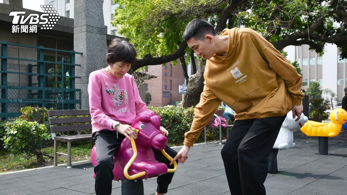 柯均叡幽默形容媽媽是他的「大遙控娃娃」。（圖／柯均叡提供）