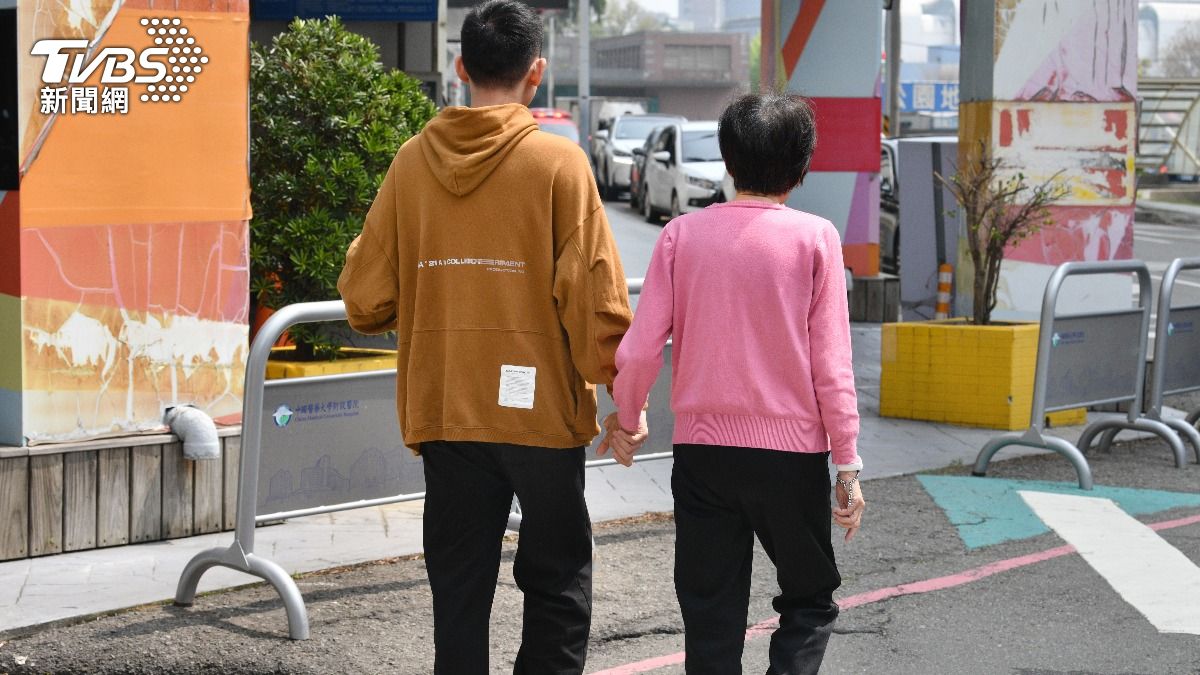 柯均叡現在扛起照護媽媽的責任。（圖／胡瑞麒攝）