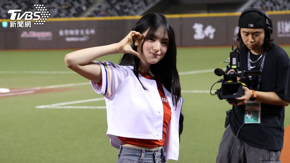 圖輯/最萌開球!GYUBIN首登台北大巨蛋 跟「中職李敏鎬」練投