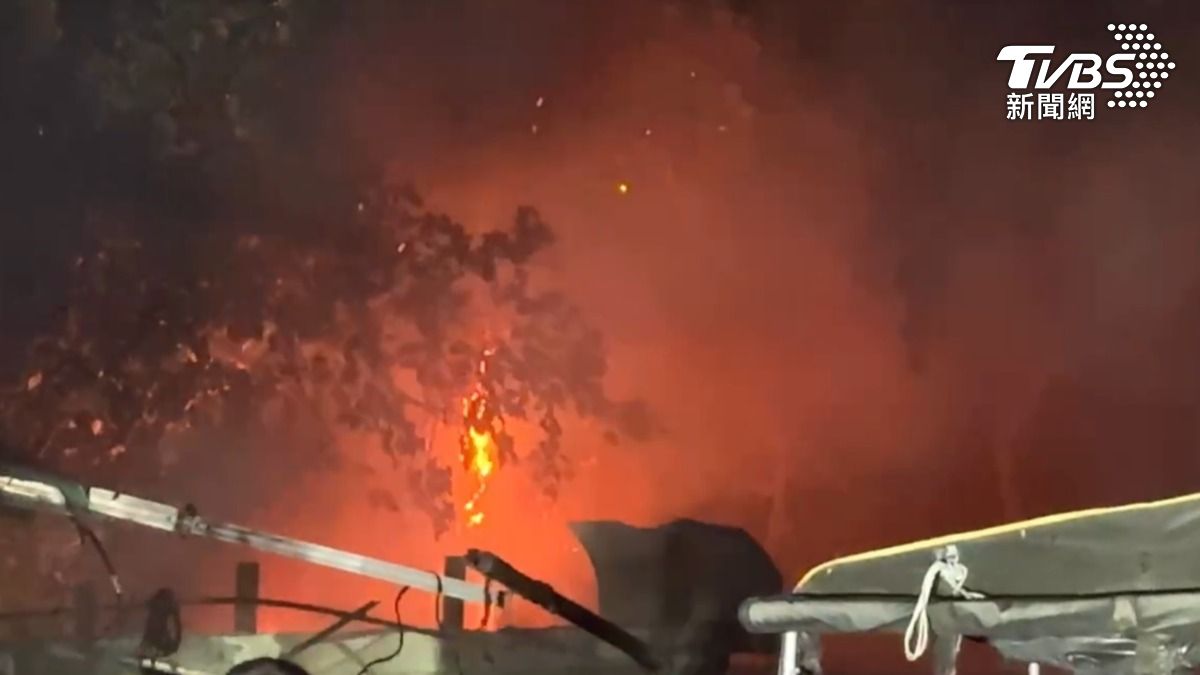 高雄停車場凌晨火警「燒通紅」 疑電動機車電池爆炸釀禍