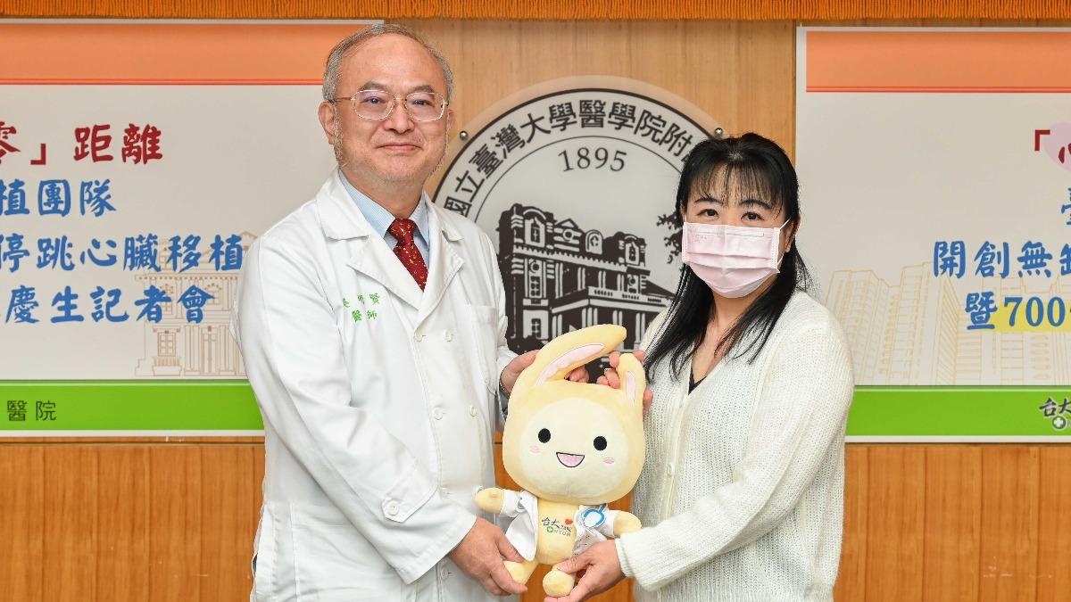 台大醫院完成全球首例「無缺血時間」心臟移植手術，重獲新生的蘇小姐（右）與台大醫院院長吳明賢（左）。（圖／台大醫院提供）