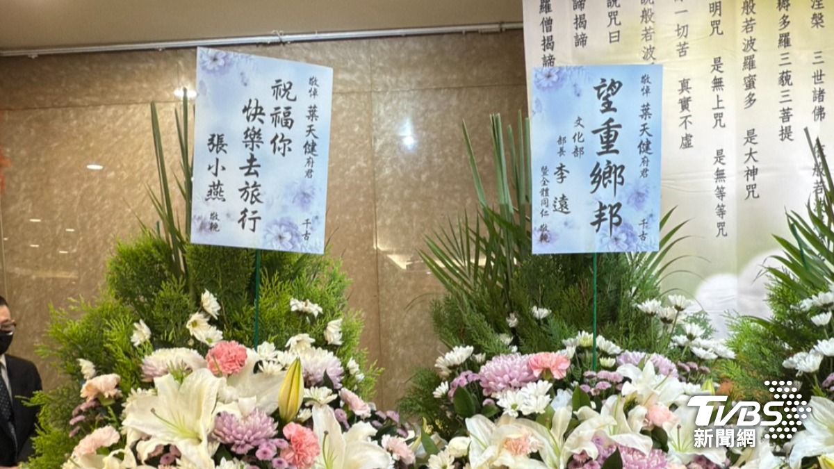張小燕送花籃。(圖/林彥君攝)