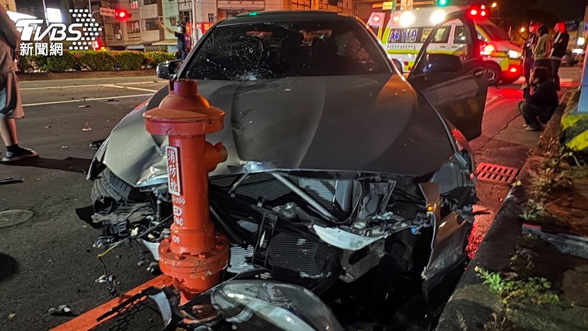 悚!台中機車疑闖紅燈遭BMW撞噴飛 七旬婦魂斷路口