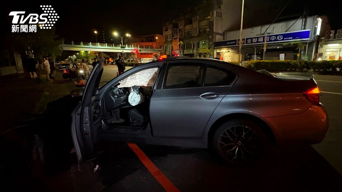 轎車駕駛受輕傷。(圖/TVBS)
