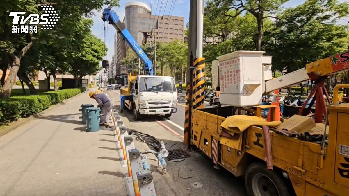 經台電派員緊急搶修，在6時39分恢復供電。（圖／TVBS）