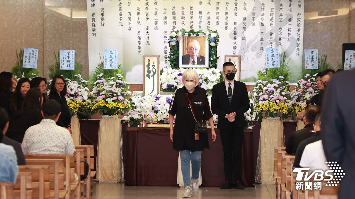 包翠英現身葉天健告別式致意。(圖/黃城碩攝)
