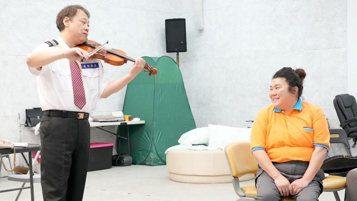 陳希聖(左)劇中腳踏兩條船,與林美秀甜蜜互動。(圖/綠光劇團提供)