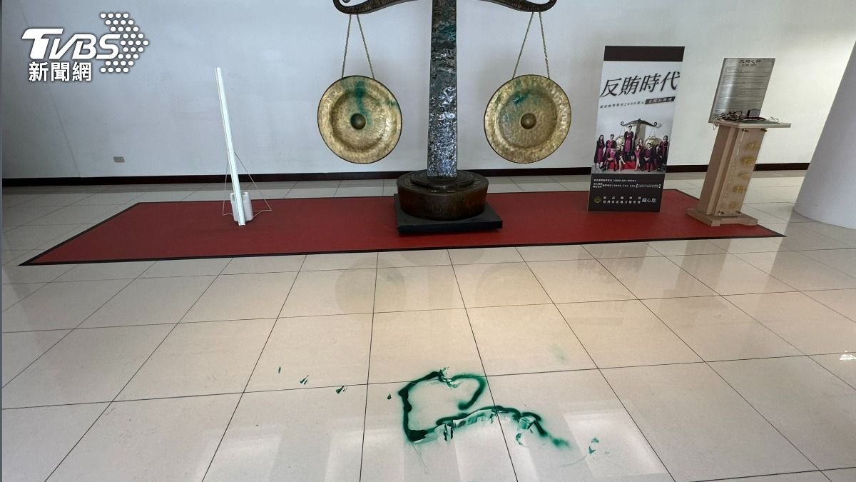 田山盛國跑到北檢二辦噴漆。(圖/TVBS)