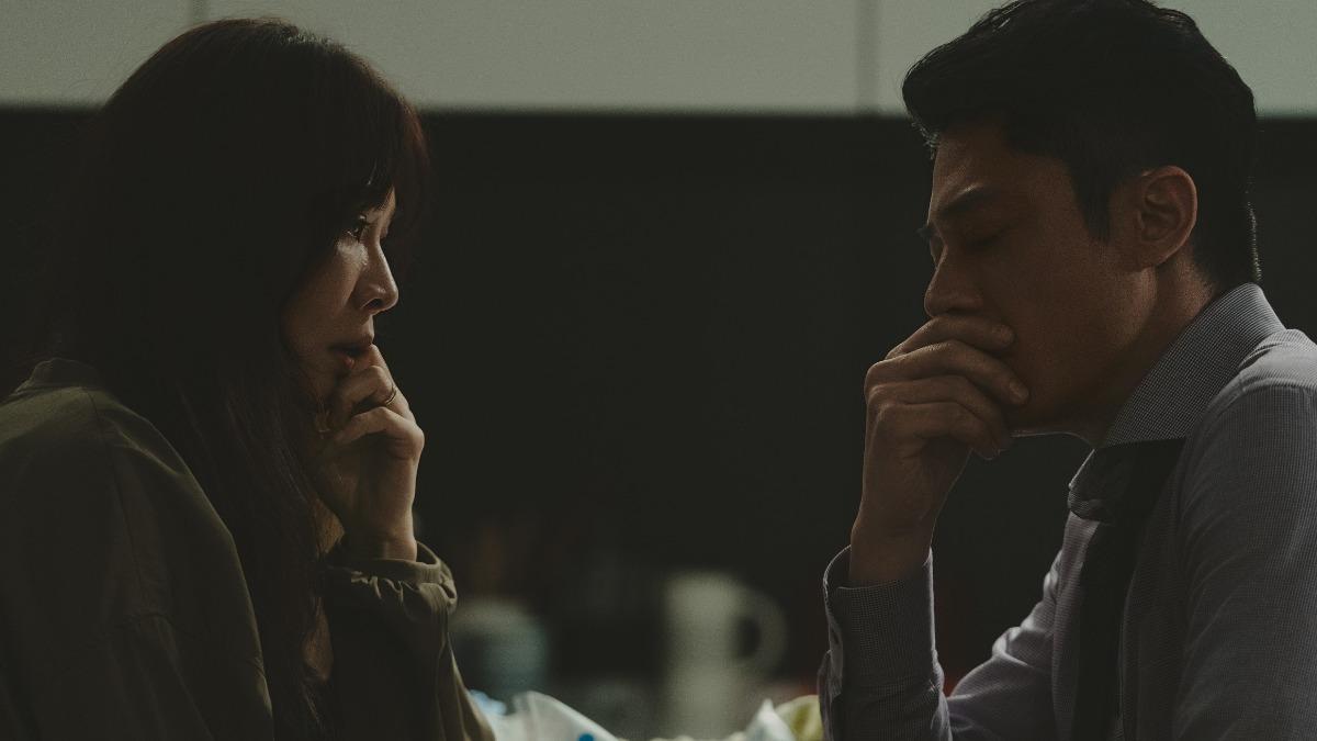 謝盈萱(左)、霍建華飾演夫妻,對未來方向不同而走向分開。(圖/Netflix提供)