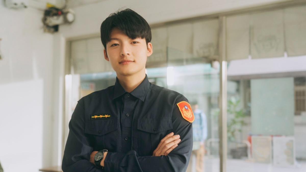 路邊捕獲天菜帥警!網暴動狂問「哪個派出所」 他真實身分曝光