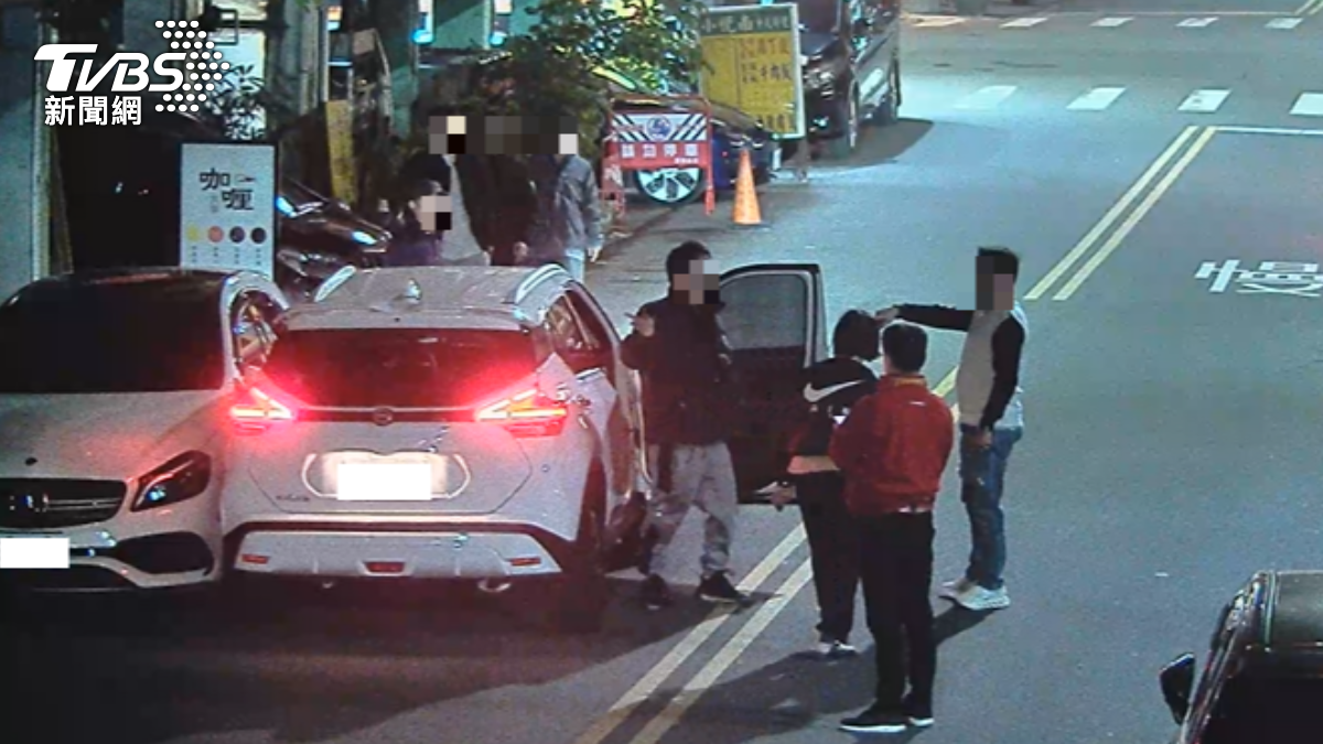 史上最鳥偷車賊!石膏斷手男偷車 「無照不會開」 逆向撞賓士糗了
