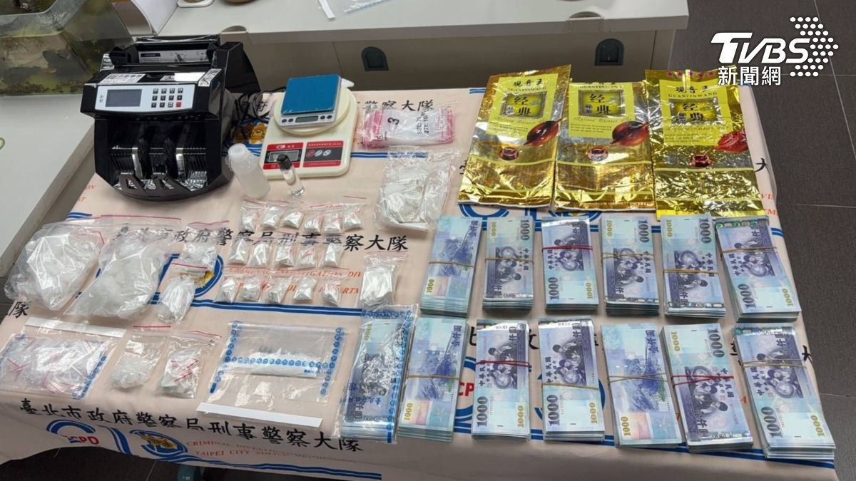 警方查扣多種毒品、點鈔機一台及現金新台幣125萬元整。(圖/TVBS)