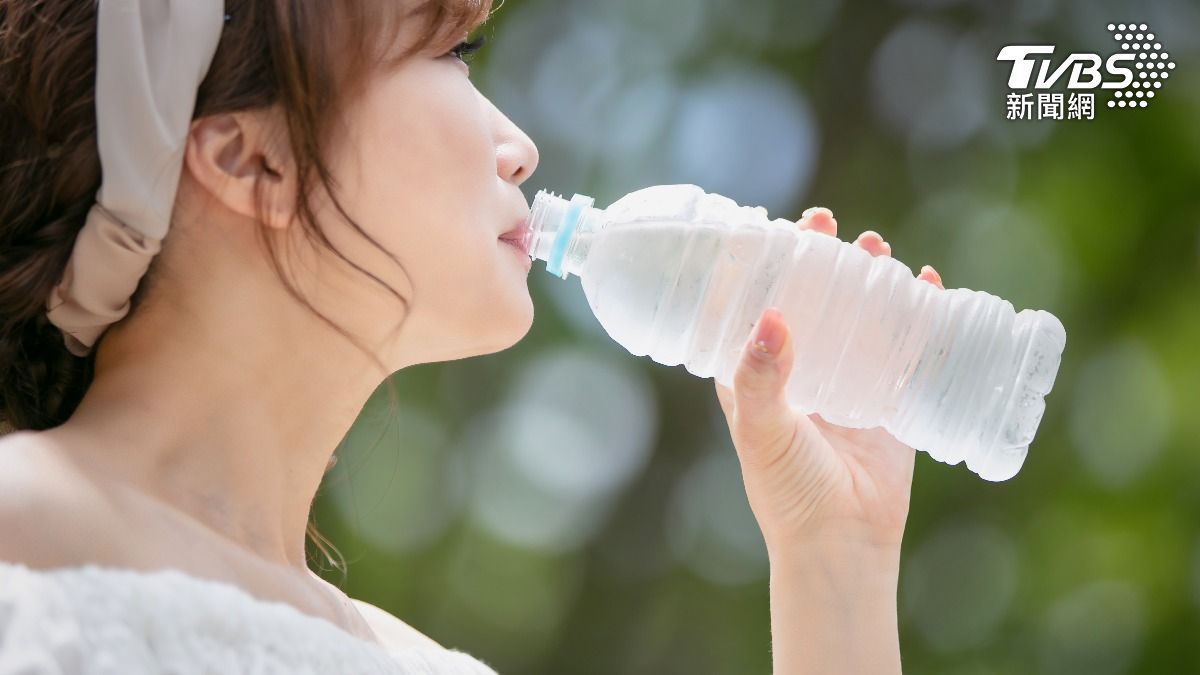 常喝瓶裝水「年吞9萬顆塑膠微粒」 醫示警:恐致癌、傷生殖功能
