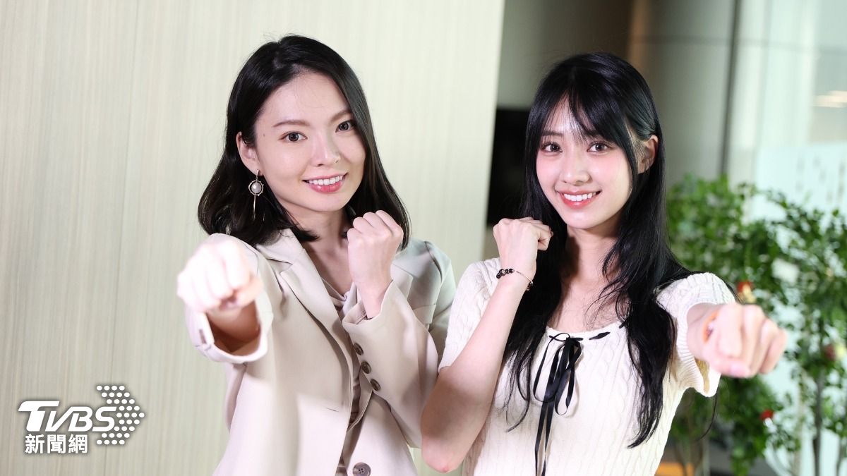 樂天女孩嘎琳接受TVBS新聞網專訪,帶來應援裝備。(圖/華子琛攝)