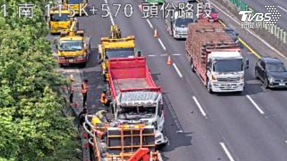 快訊/緩撞車又出事!國1頭份小貨車煞不住猛撞 車頭零件炸飛