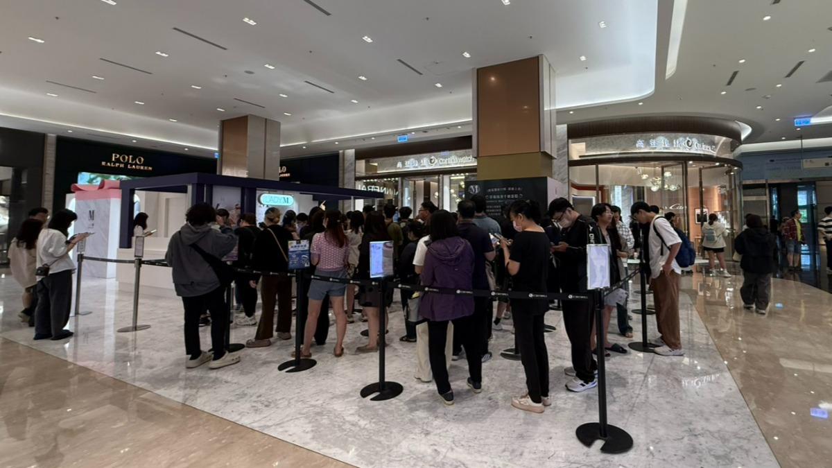 人氣甜點店LADY M首度前往高雄開設快閃店,吸引排隊人潮。（圖／民眾提供）