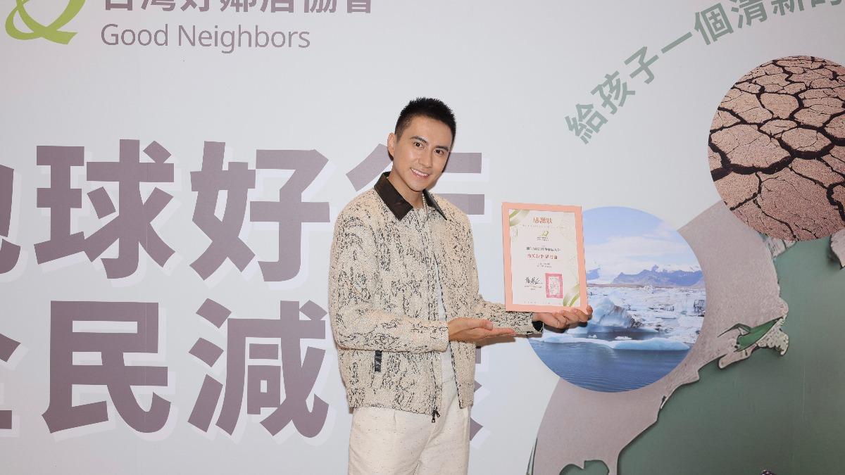 潘君侖曝光腳踝傷勢。(圖/台灣好鄰居協會提供)