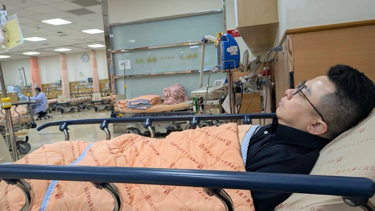 電商跳票、開撕鳳梨！疲老闆「憔悴臥床照」外流喊：沒死都有機會