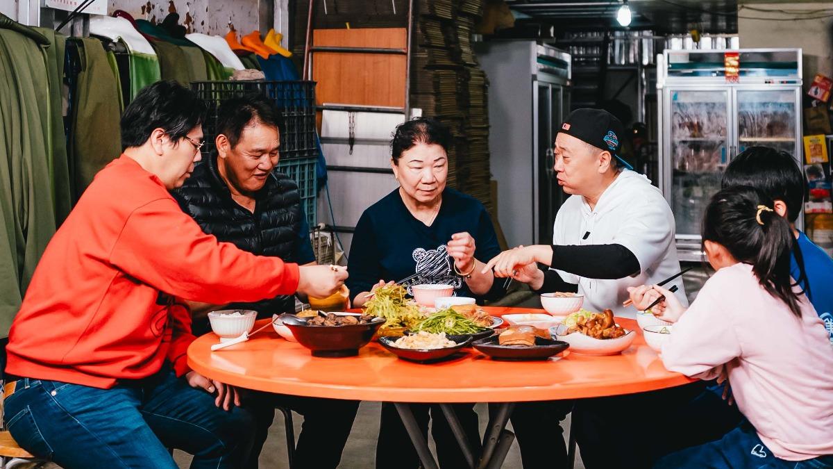 節目拜訪水蓮產銷班一家,小兄妹的童言童語笑爆全場。(圖/公視台語台提供)