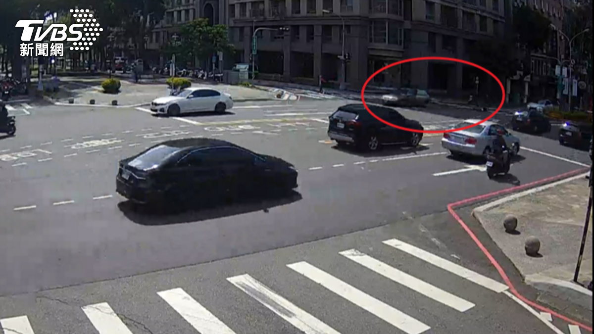 台中浩克?男情緒不穩跳車 「伸手重捶」害路邊車板金凹陷