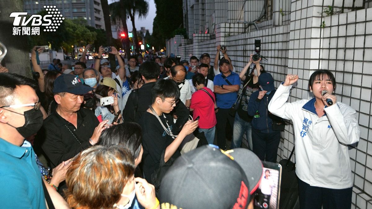 楊智伃跟支持者演說。(圖/胡瑞麒攝)