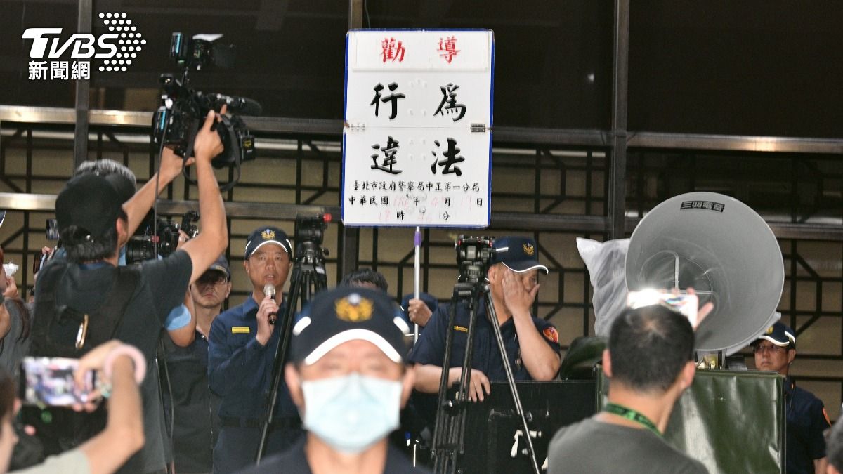 中正一分局舉牌警告。(圖/胡瑞麒攝)