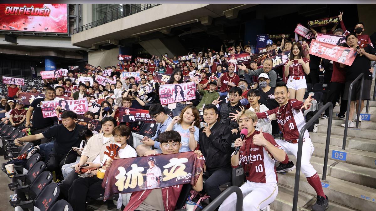 廉世彬在大巨蛋客場和粉絲們應援。（圖／樂天桃園提供）