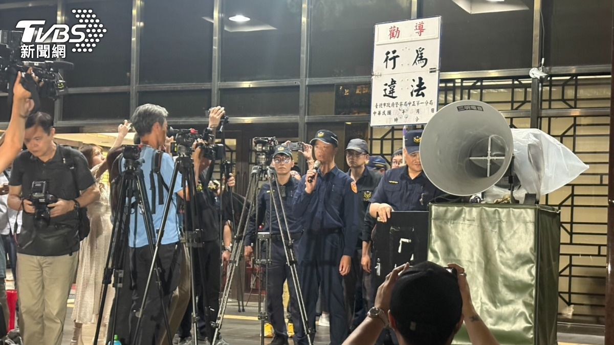 舉牌警告。(圖/潘千詩攝)