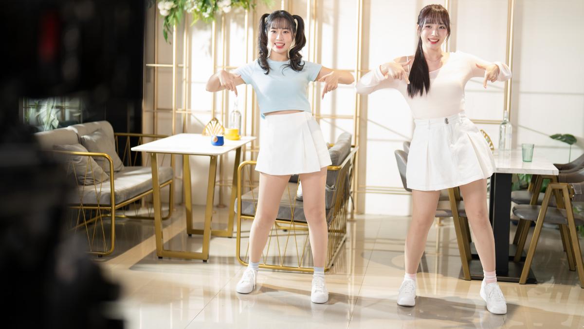 河智媛(右)、溫妮大跳洗腦舞。(圖/So-net提供)