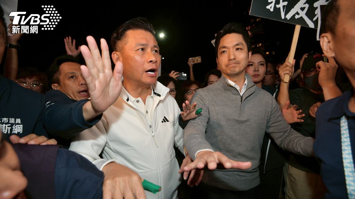 台北市長蔣萬安等藍營人士抵達北檢。(圖/胡瑞麒攝)