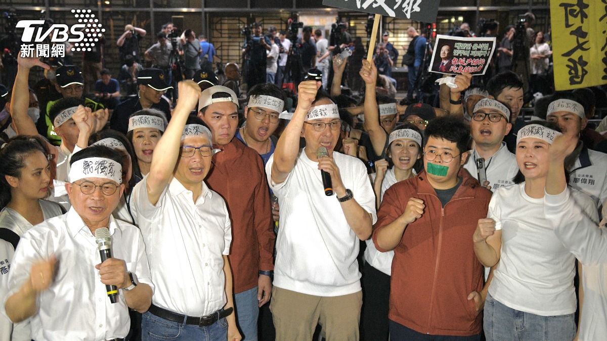 藍營湧北檢抗議!警方7度舉牌「行為違法」 群眾高喊:戰獨裁、站出來