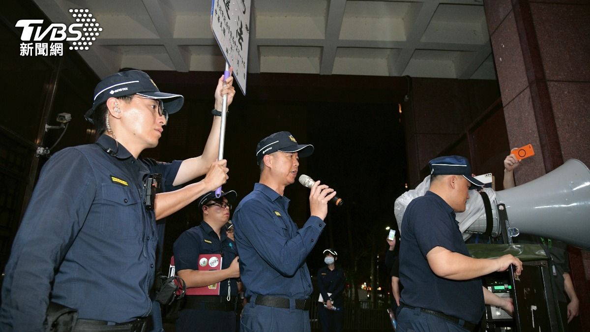 中正一分局四度舉牌警告。(圖/胡瑞麒攝)
