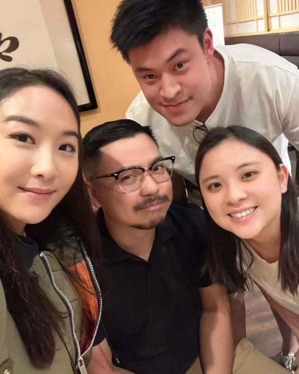 梁穎晨(左一)和丈夫(右二)。(圖/翻攝自IG@chloe_leungoe)