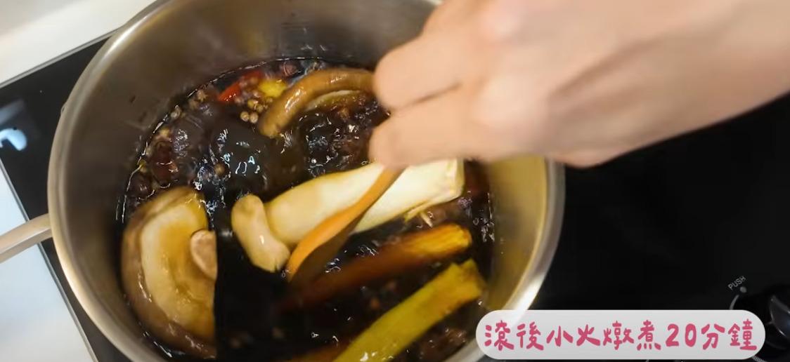 無油版滷豆腐。(圖/翻攝自YT@ChaoHsiaoChiao)